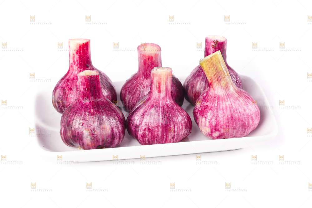 盘子里装着紫皮多重蒜