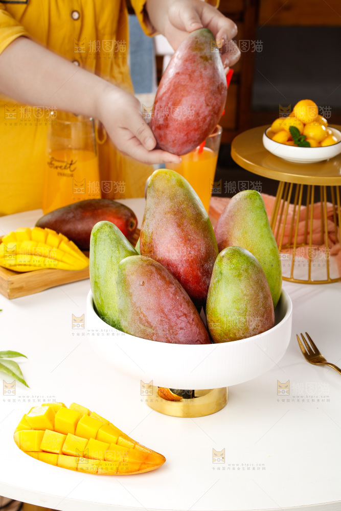 手拿新鲜的贵妃芒