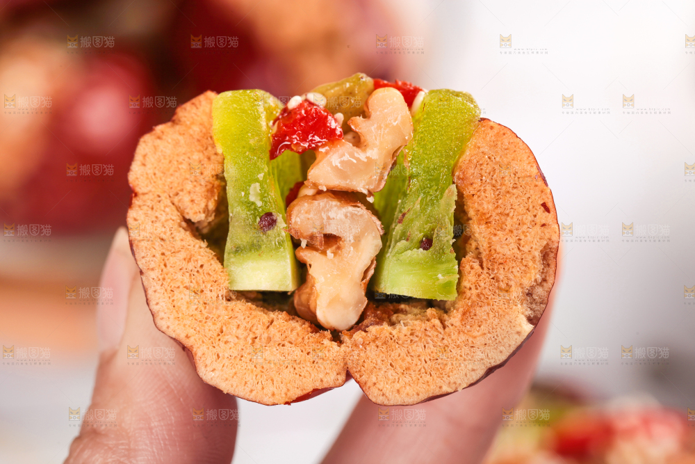 手里拿着夹心枣