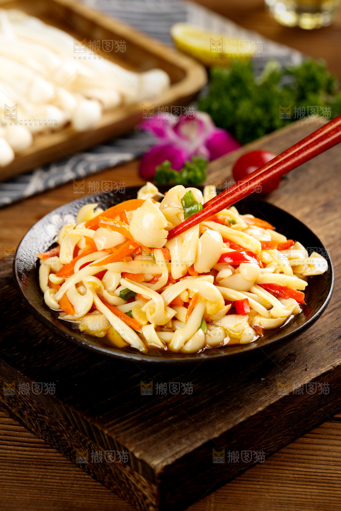筷子夹着素炒白玉菇