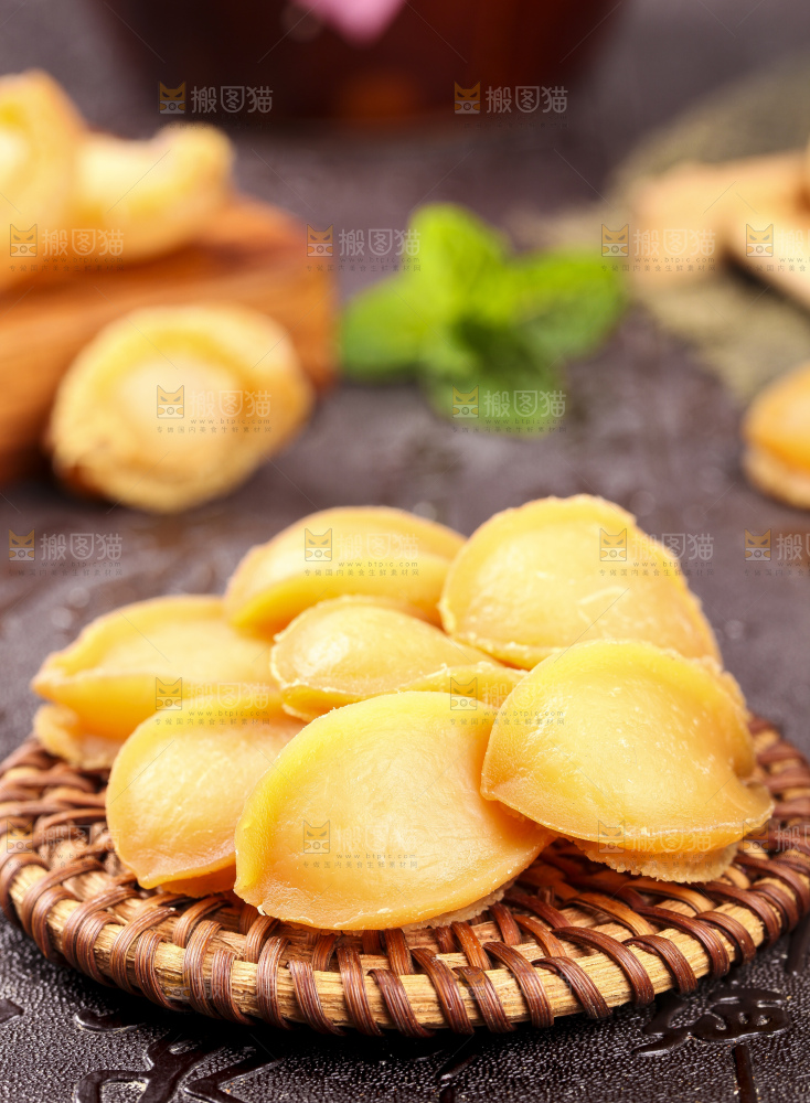 木盘上的淡晒鲍鱼干