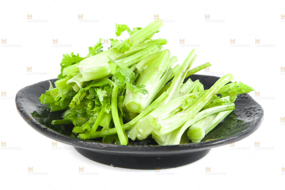 一盘香菜段放在白底上
