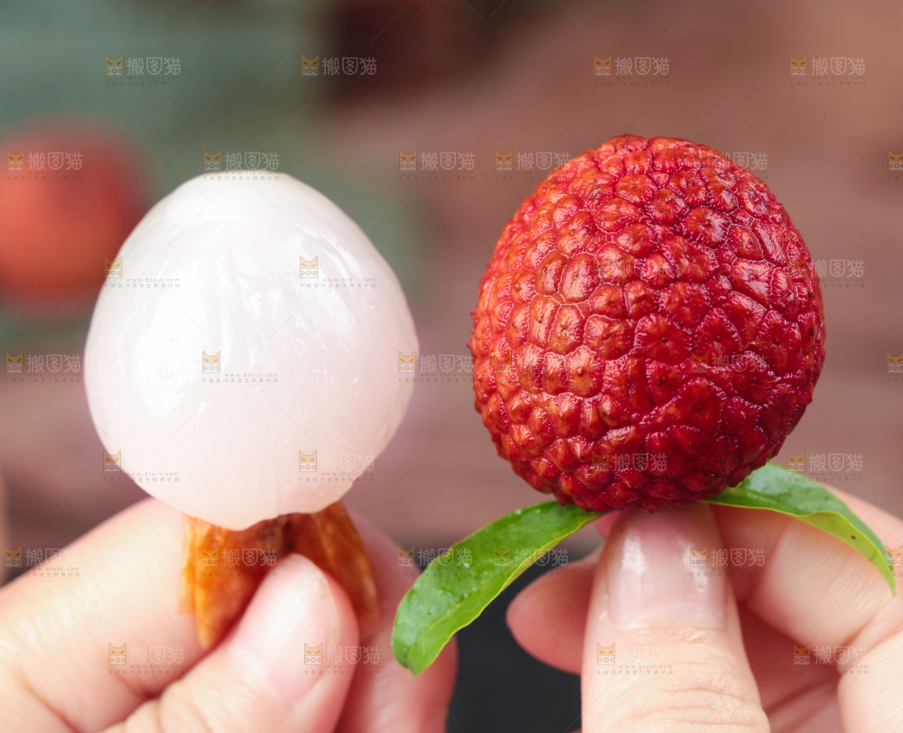 手拿剥皮的荔枝