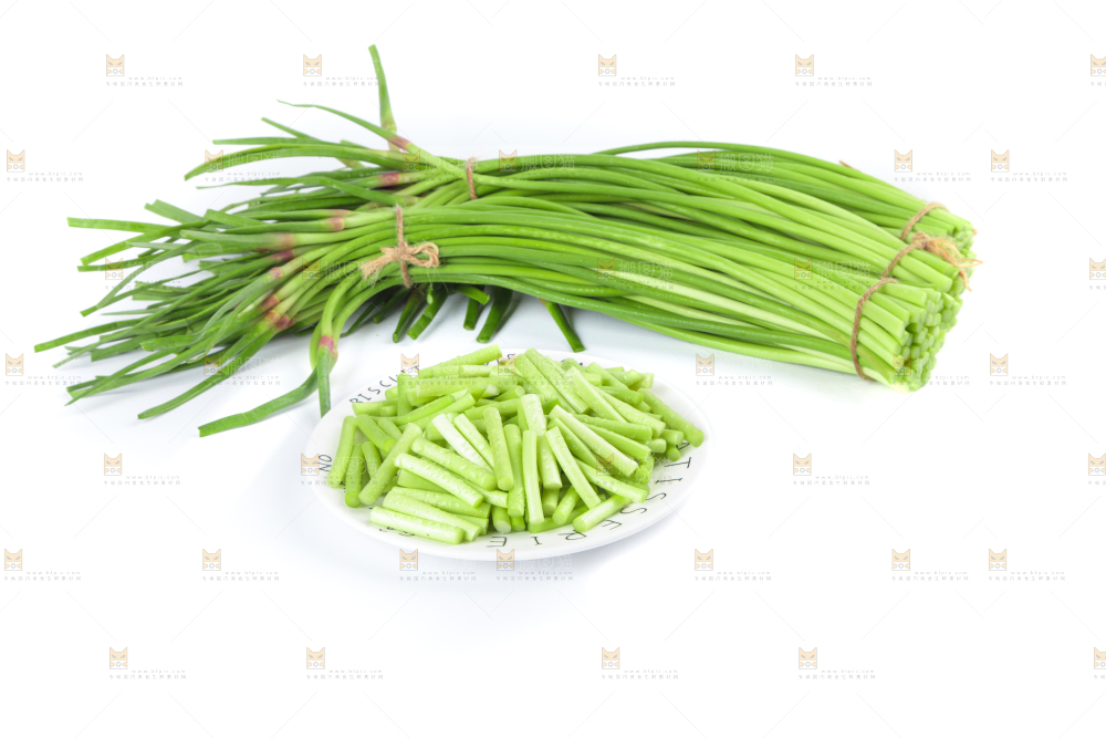 一盘新鲜蒜苔段放在白底上