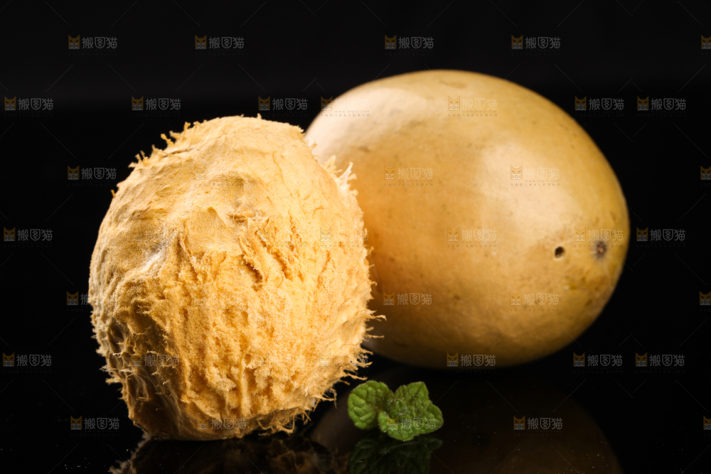 剥开的广西罗汉果放在黑底上