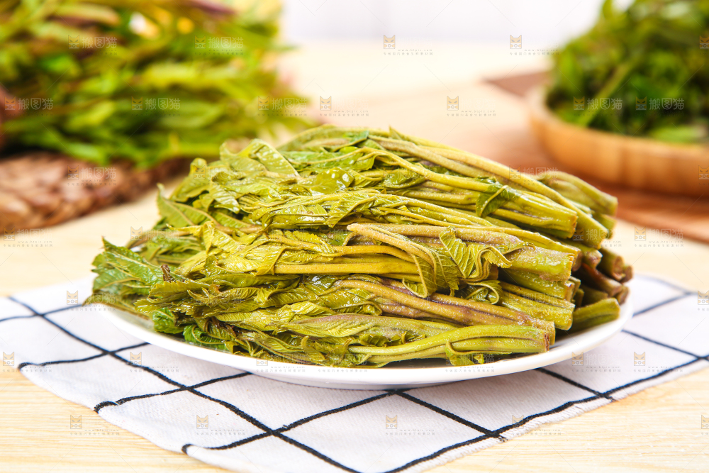 格子布上放着一盘山东香椿芽