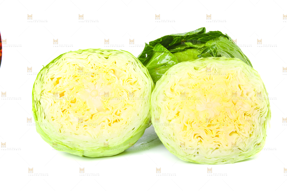 切开的包菜放在白底上