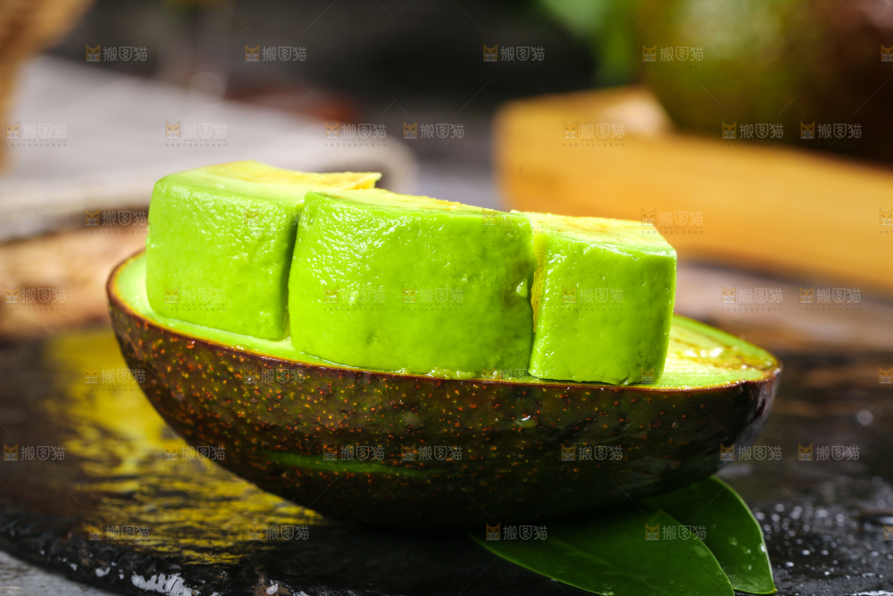 深底上的牛油果果肉