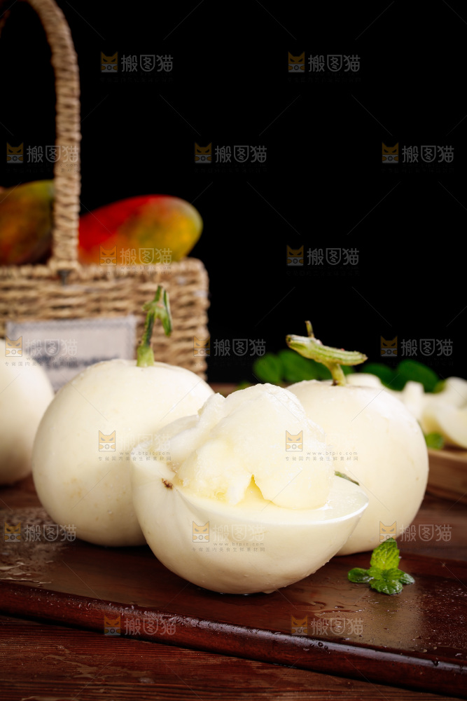 木底上的阎良甜瓜果肉