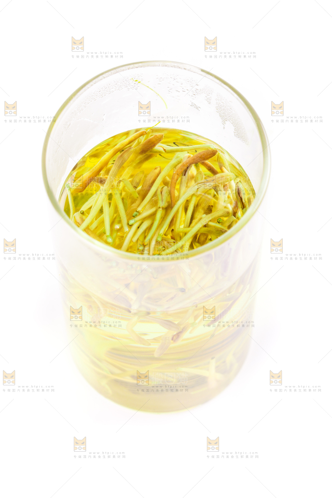 白底上放着一杯金银花茶
