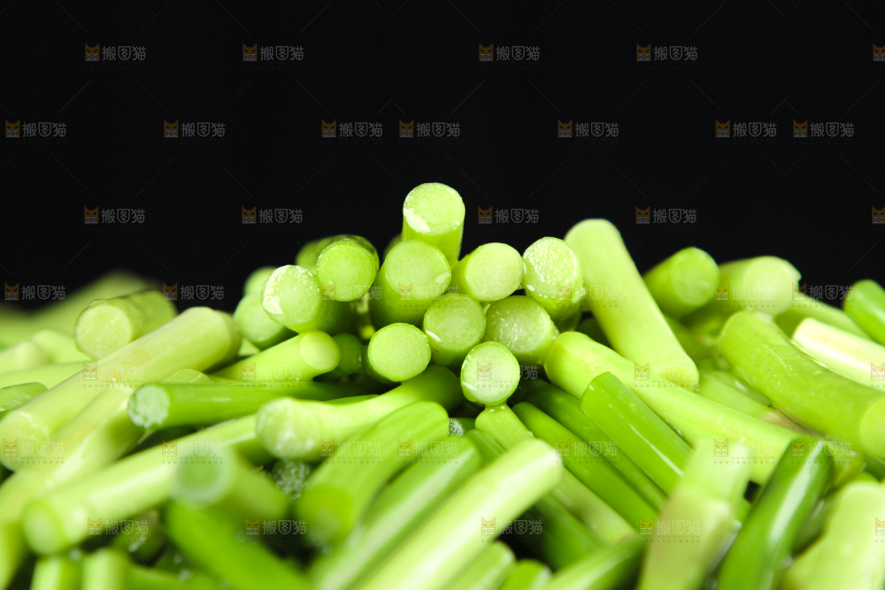 深底上放着新鲜蒜苔段