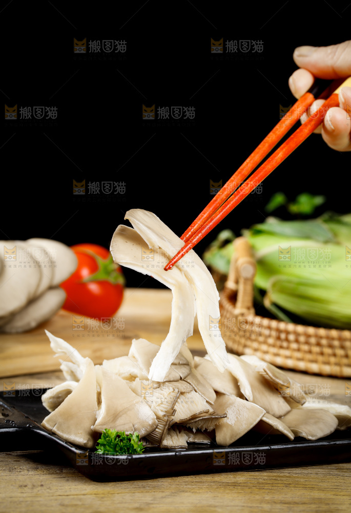 筷子夹着菌菇