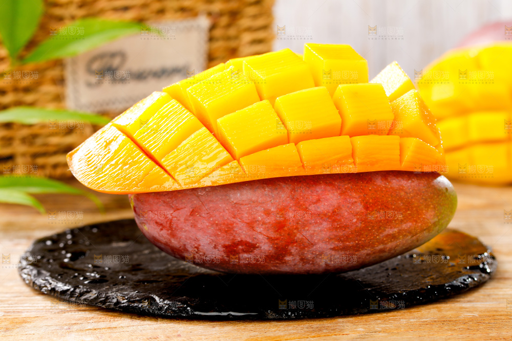 黑石板上放着切开的贵妃芒