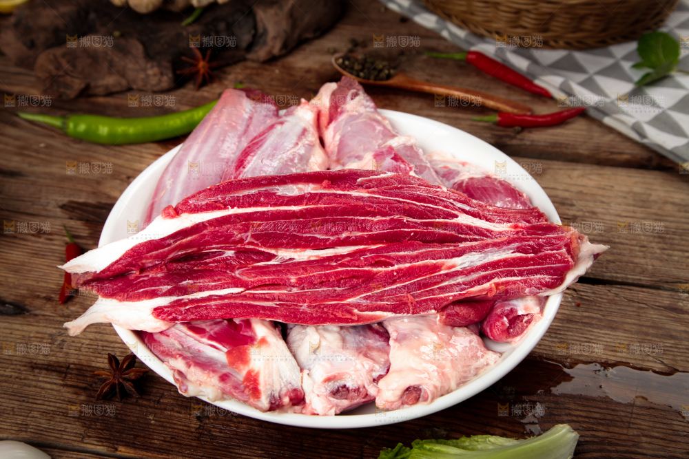 盘子里装着牛腿肉