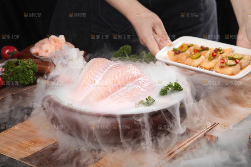 深底上放着一锅鲜冻巴沙鱼