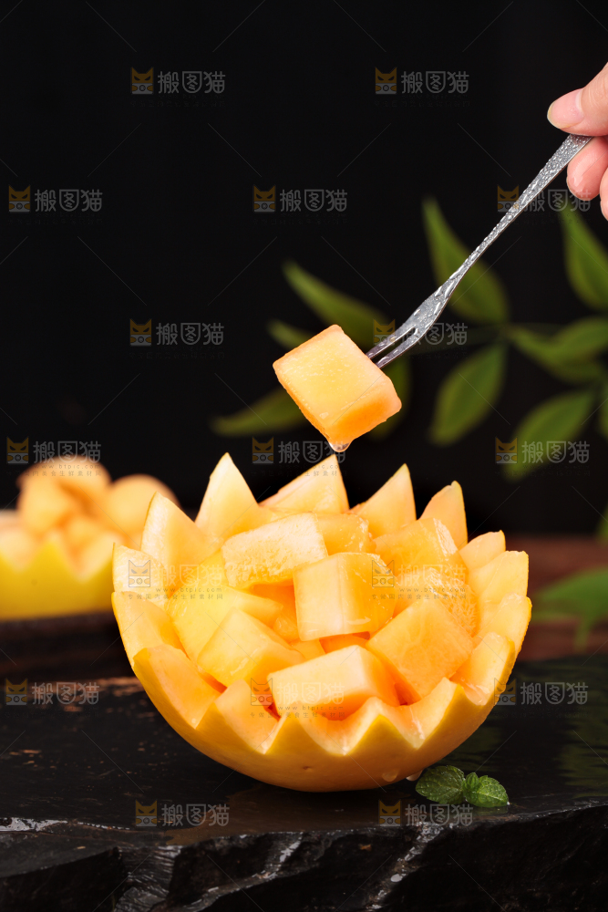 叉子叉着黄河蜜瓜果肉