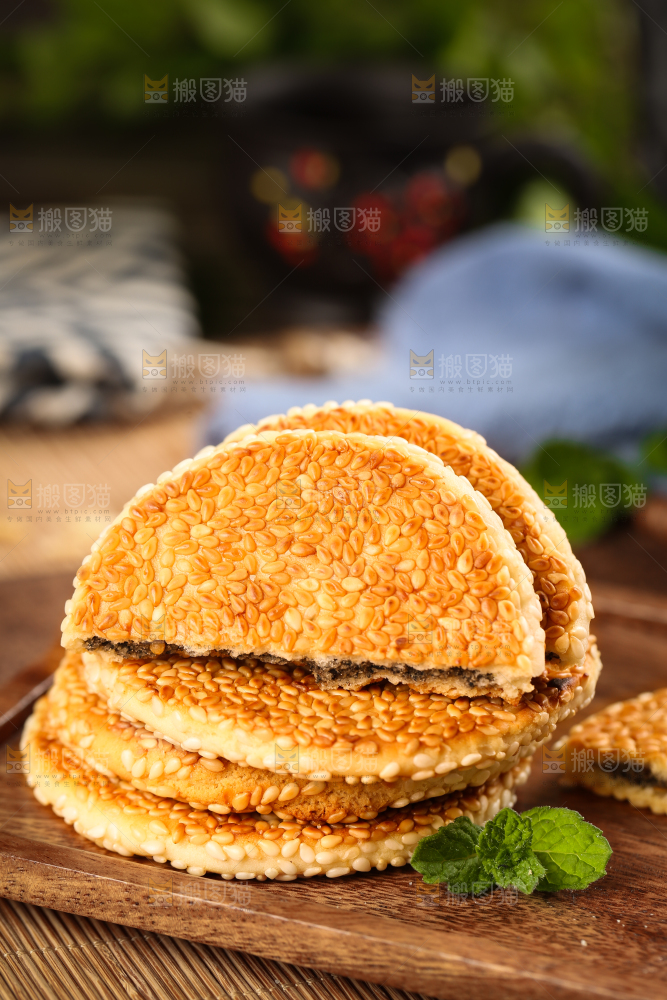 木板上放着黄石港饼