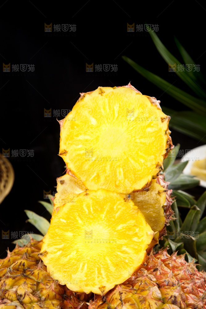 木板上放着金钻手撕凤梨