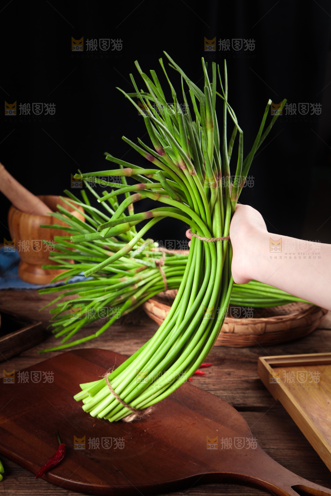 手拿新鲜蒜苔