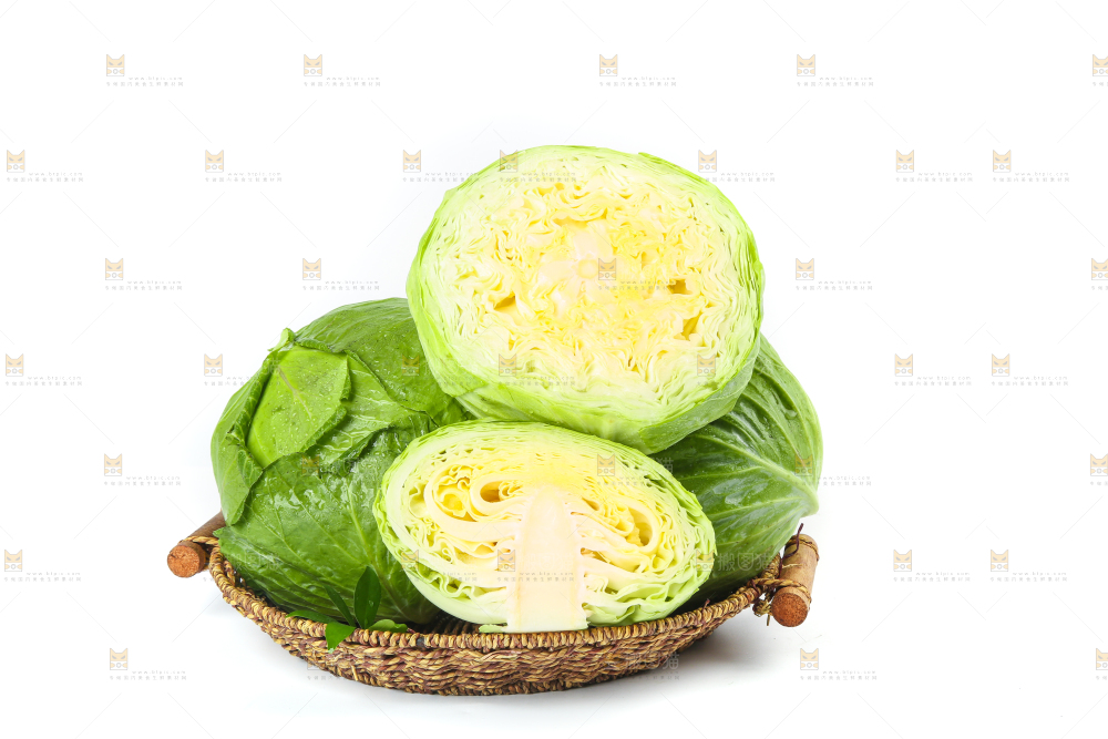 白底上放着一筐切开的包菜