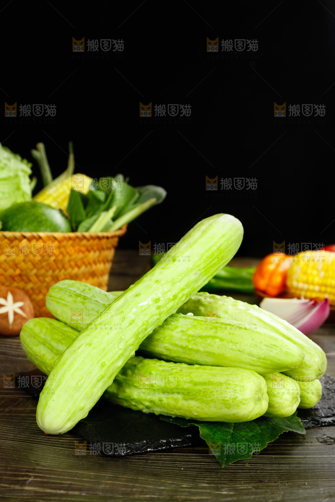 深底上的新鲜白玉黄瓜