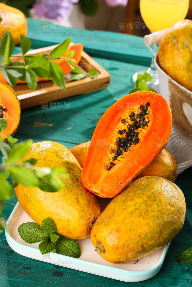 盘子里装着雷州红心木瓜