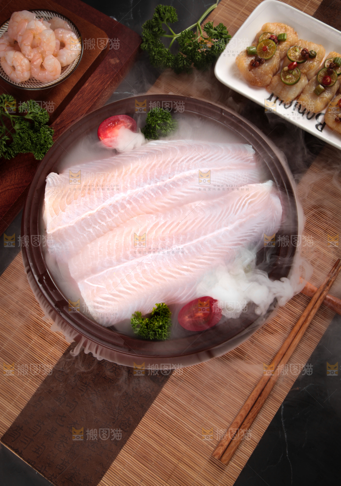 深底上放着一锅鲜冻巴沙鱼