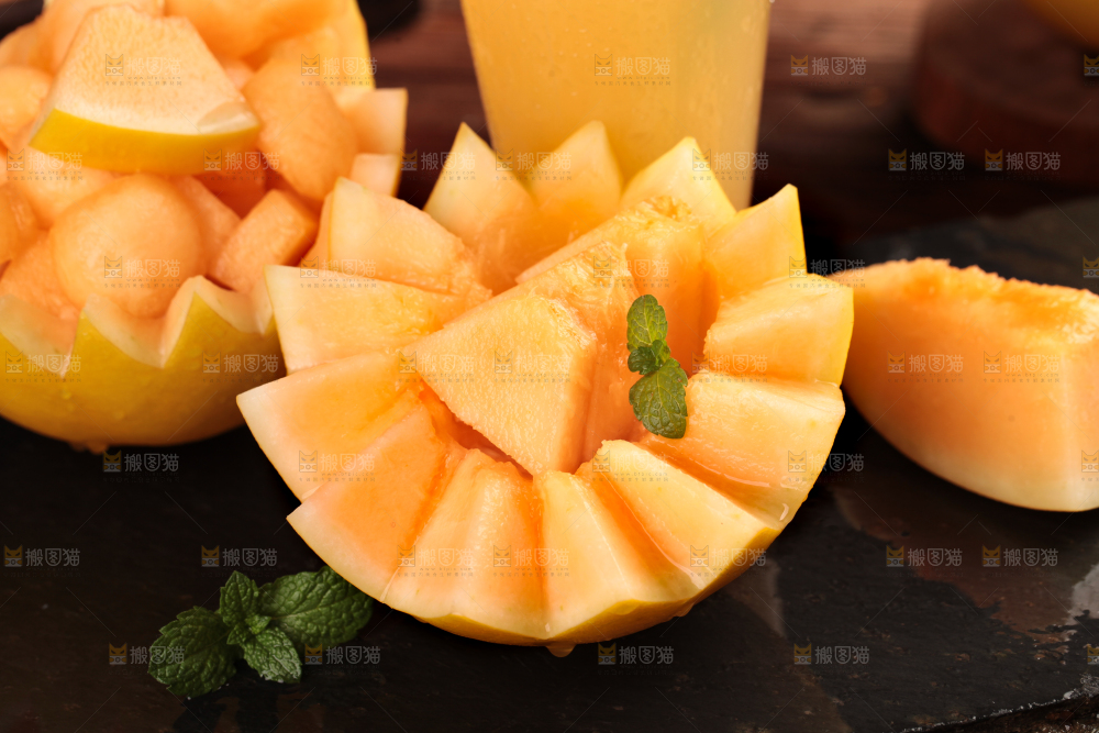 黑石板上放着切开的黄河蜜瓜