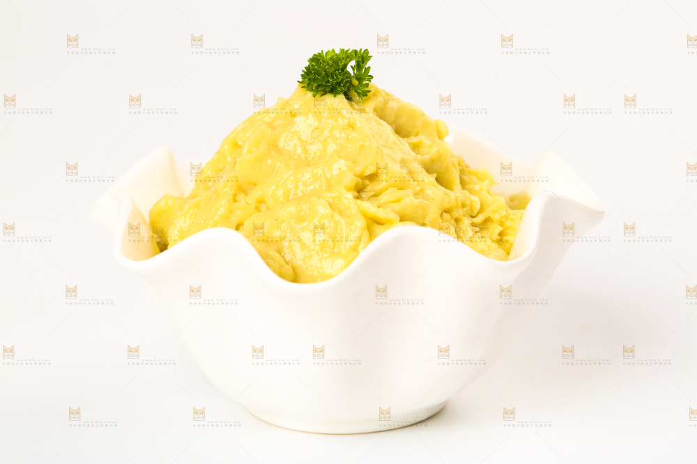 一碗榴莲肉泥放在白底上