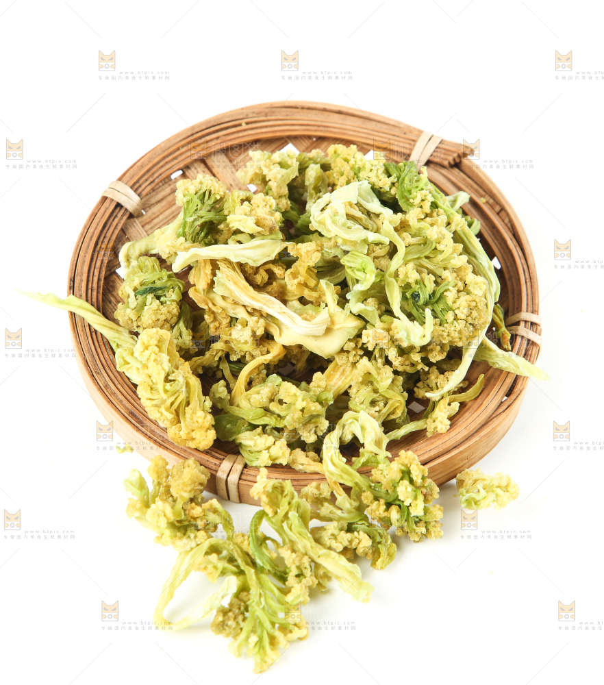白底上放着一盘湖南花菜干