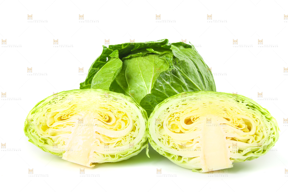 切开的包菜放在白底上
