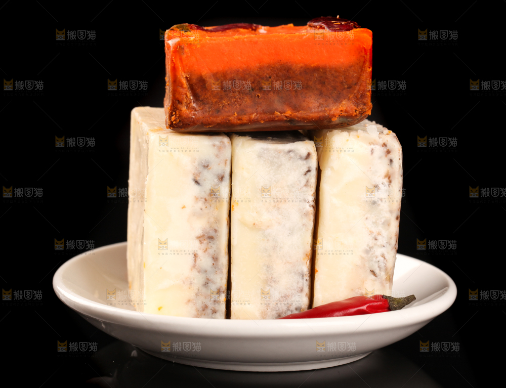 一盘鸳鸯火锅底料放在黑底上