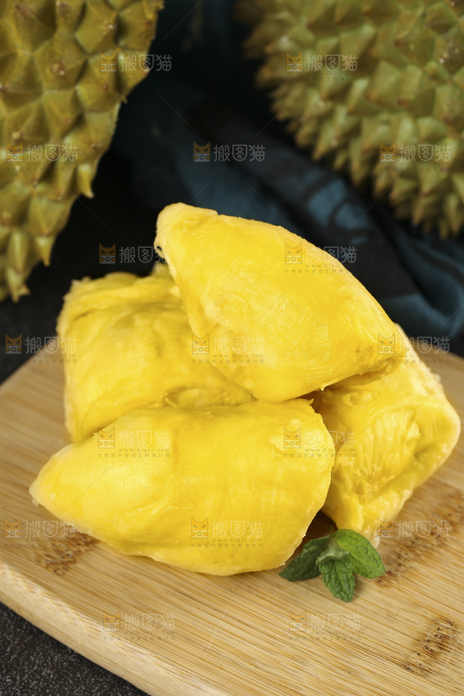 木板上放着榴莲果肉