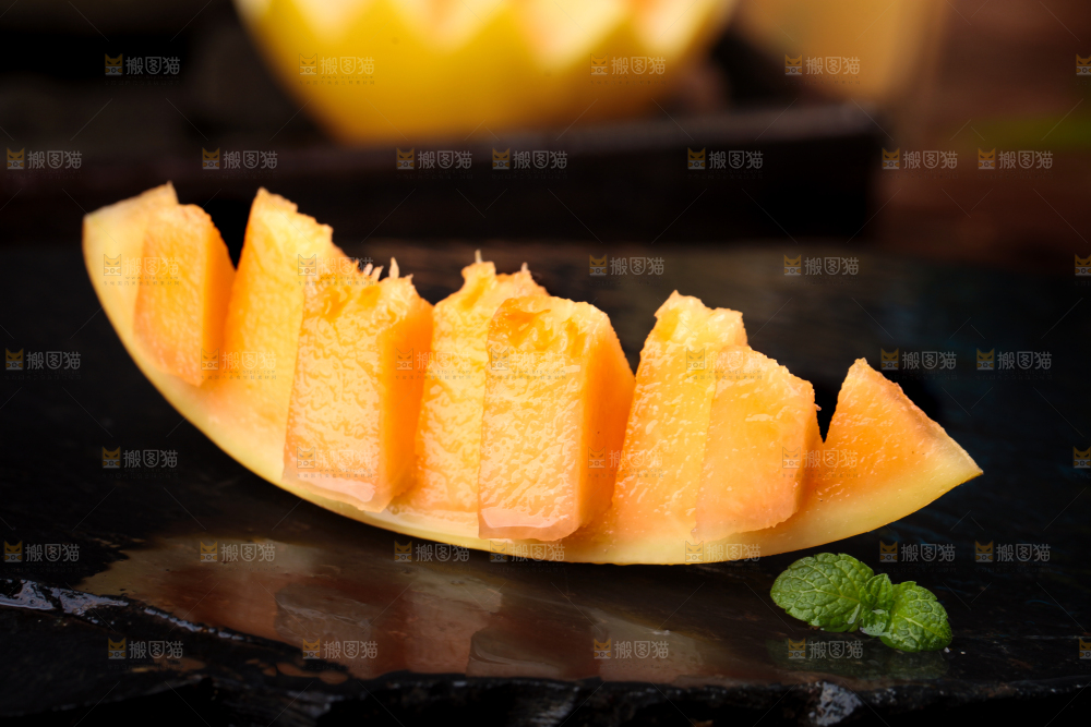 黑石板上放着切开的黄河蜜瓜