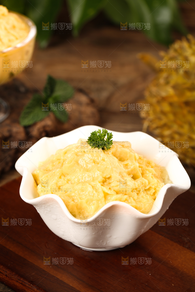 木底上放着一碗榴莲酱