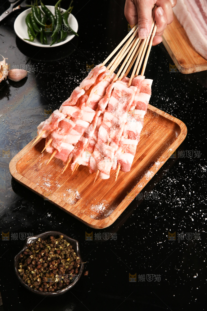 黑底上放着一盘串串