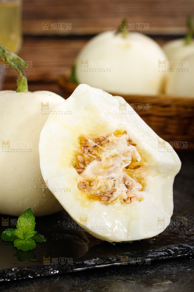 黑底上放着掰开的阎良甜瓜