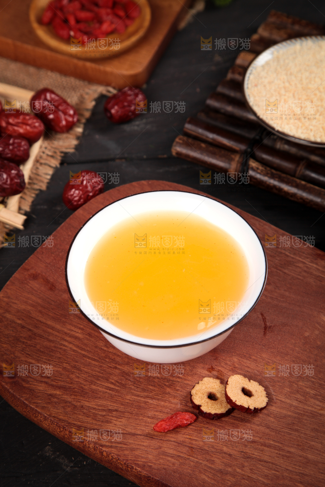 木底上放着一碗手工葛根粉