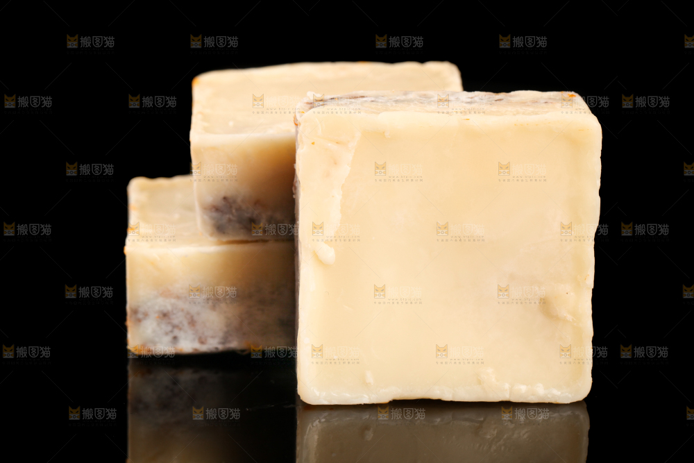 黑底上的清汤火锅料