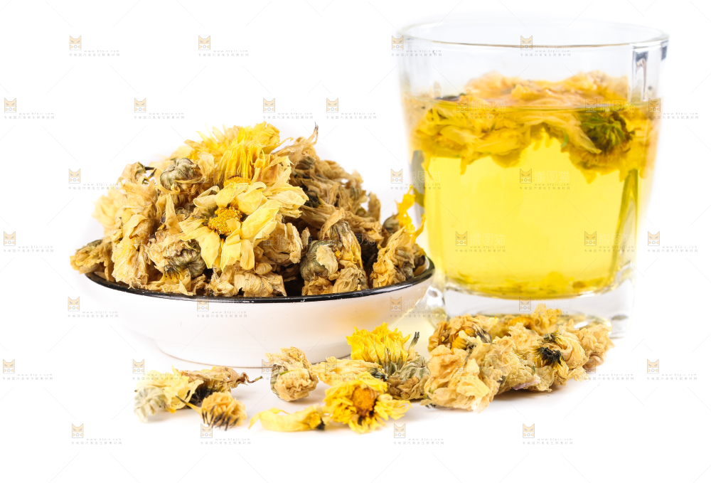 白底上放着一杯菊花茶