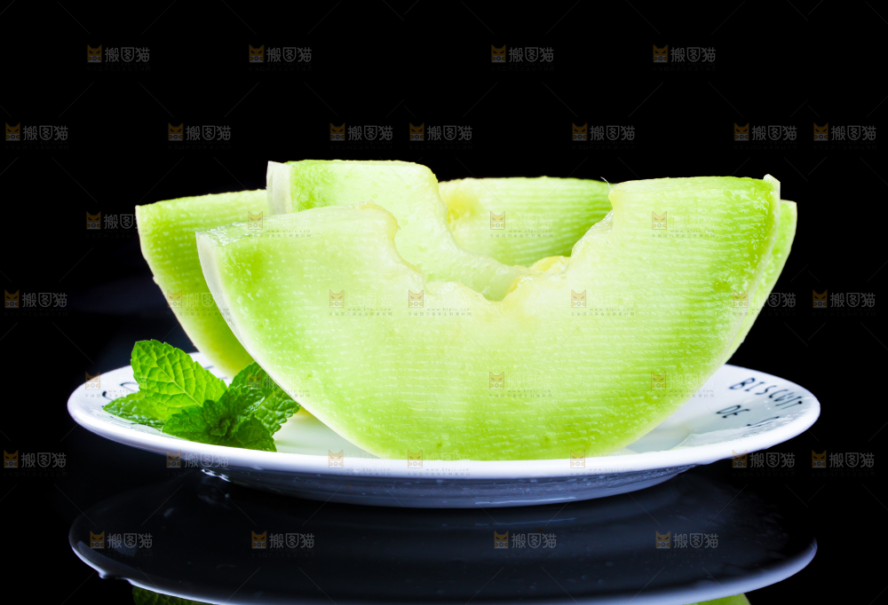 黑底上放着一盘切开的山东玉菇甜瓜