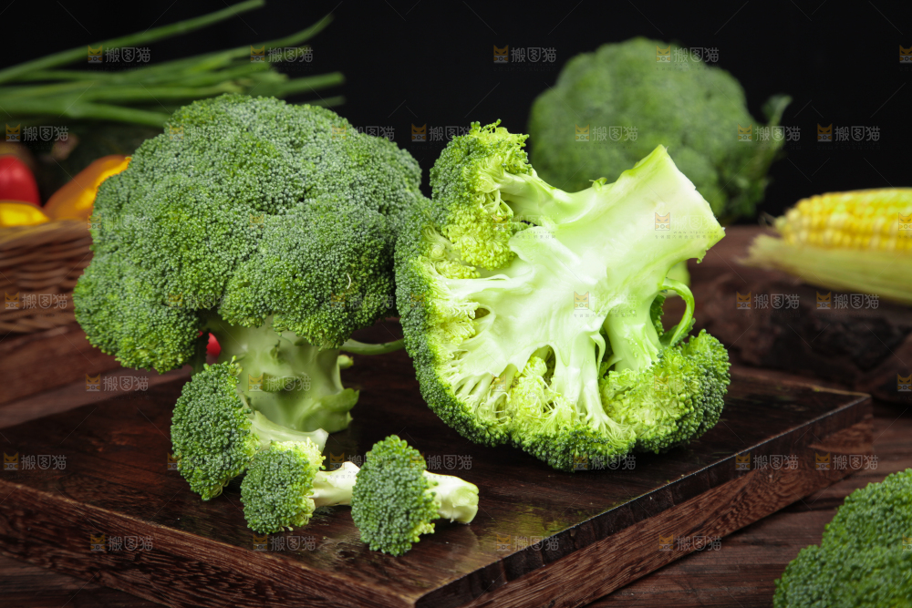 木底上放着进口西兰花