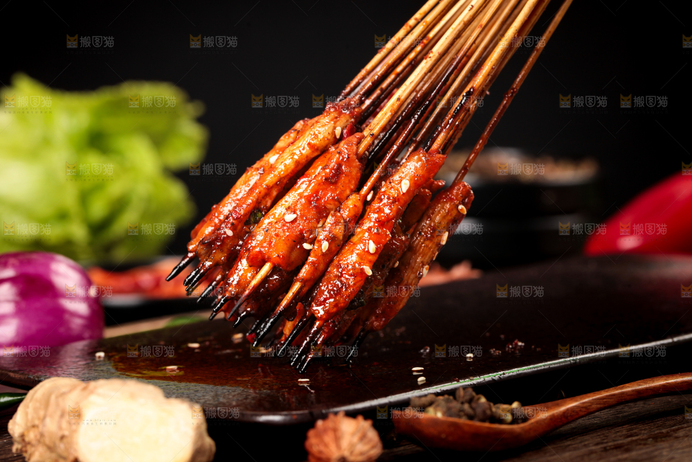 深底上的烤肉串
