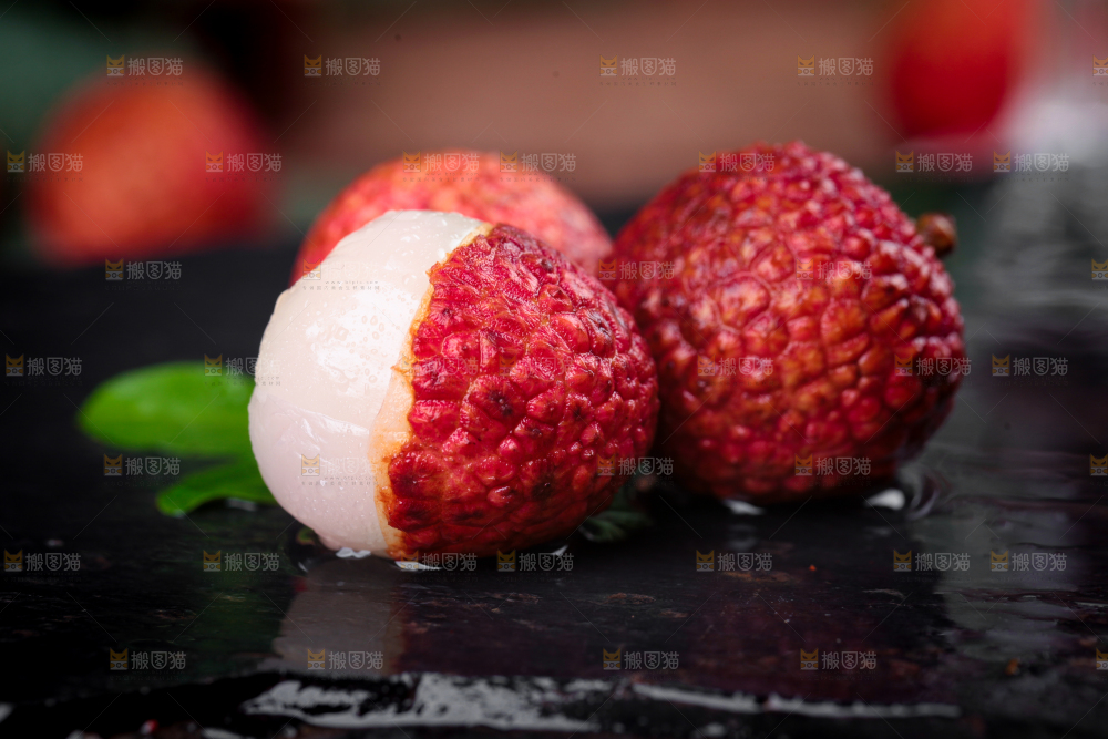 新鲜的荔枝放在黑石板上