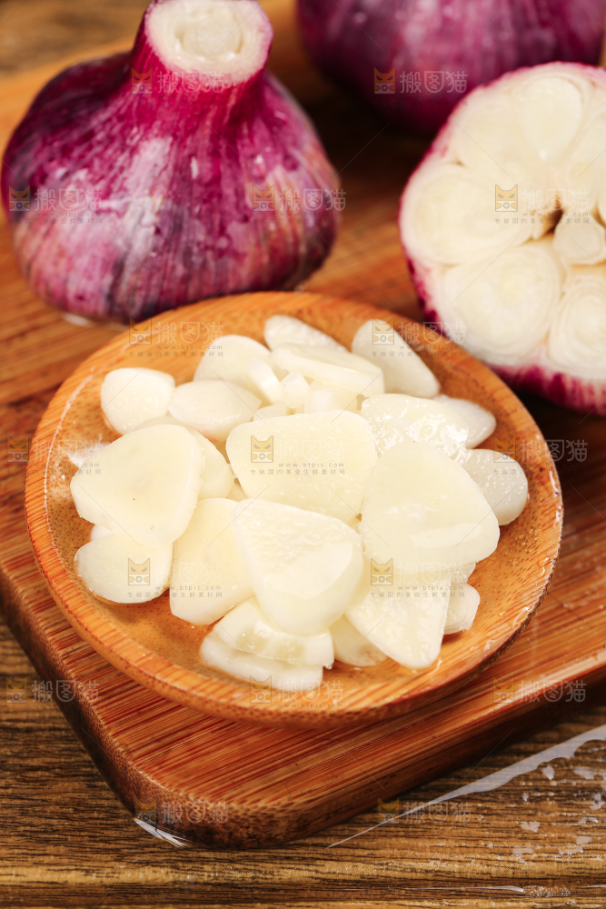 木板上上放着蒜瓣