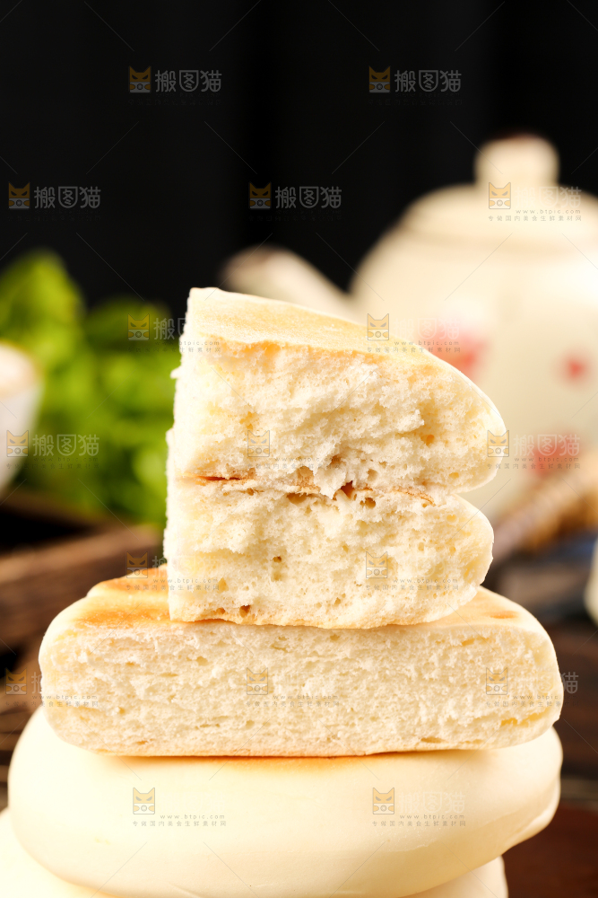 木底上放着蛋奶饼