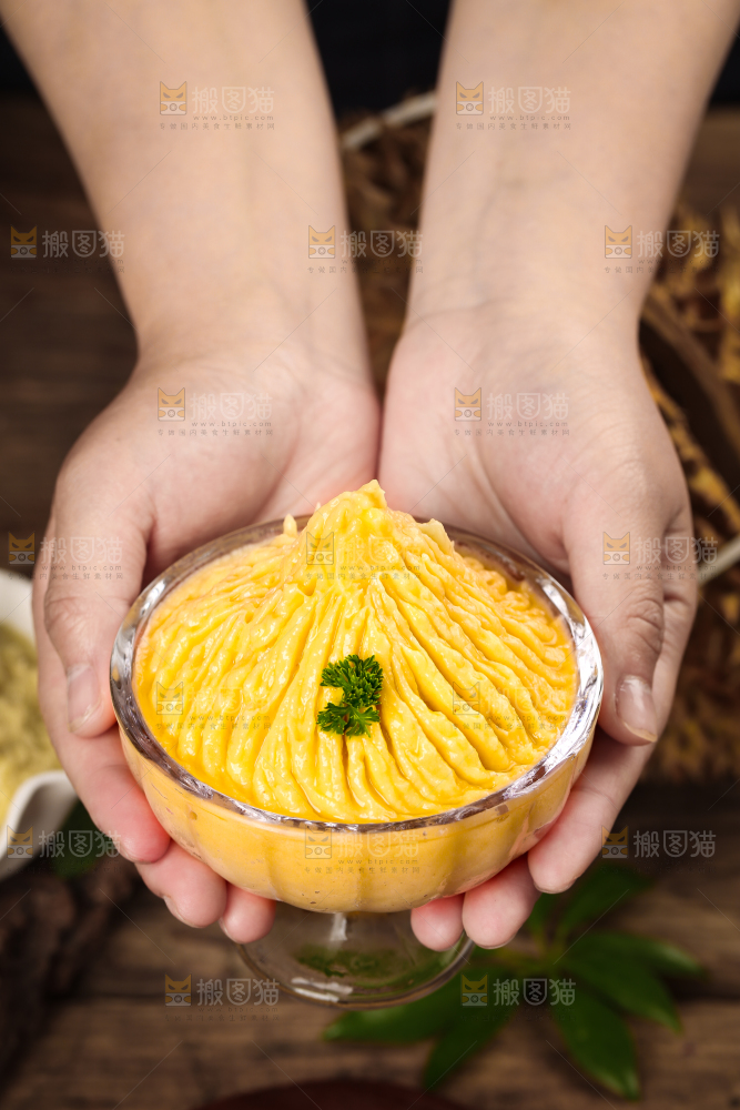 手拿一杯榴莲酱
