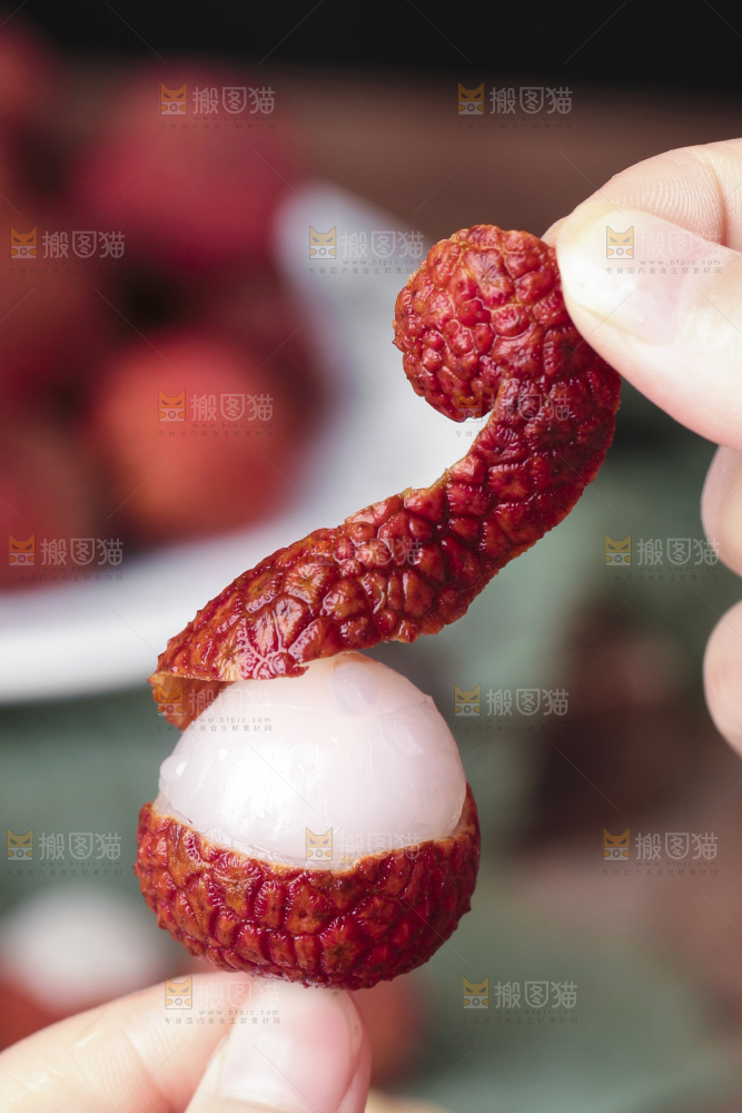手拿剥皮的荔枝