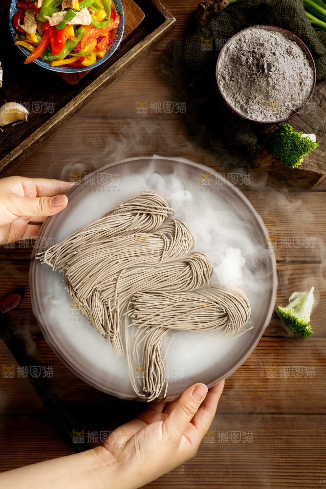 手拿一盘荞麦面