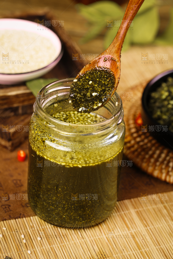 瓶子里装着青花椒酱